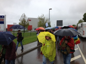 Viel Regen: Protestaktion vor der Schwarzwälder Waffenschmiede Heckler&Koch  